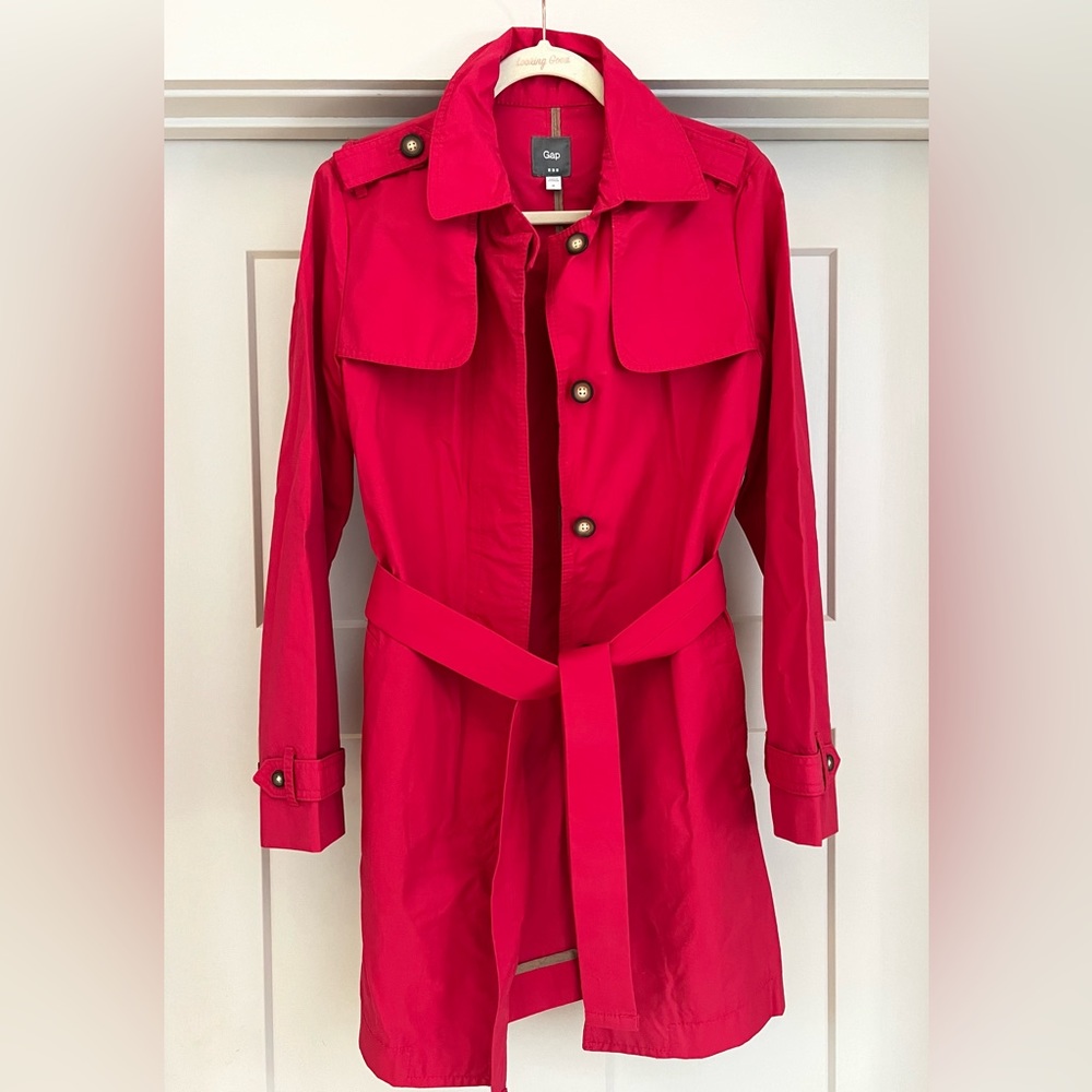 Gap Trench coat, water resistant.  Size Medium.